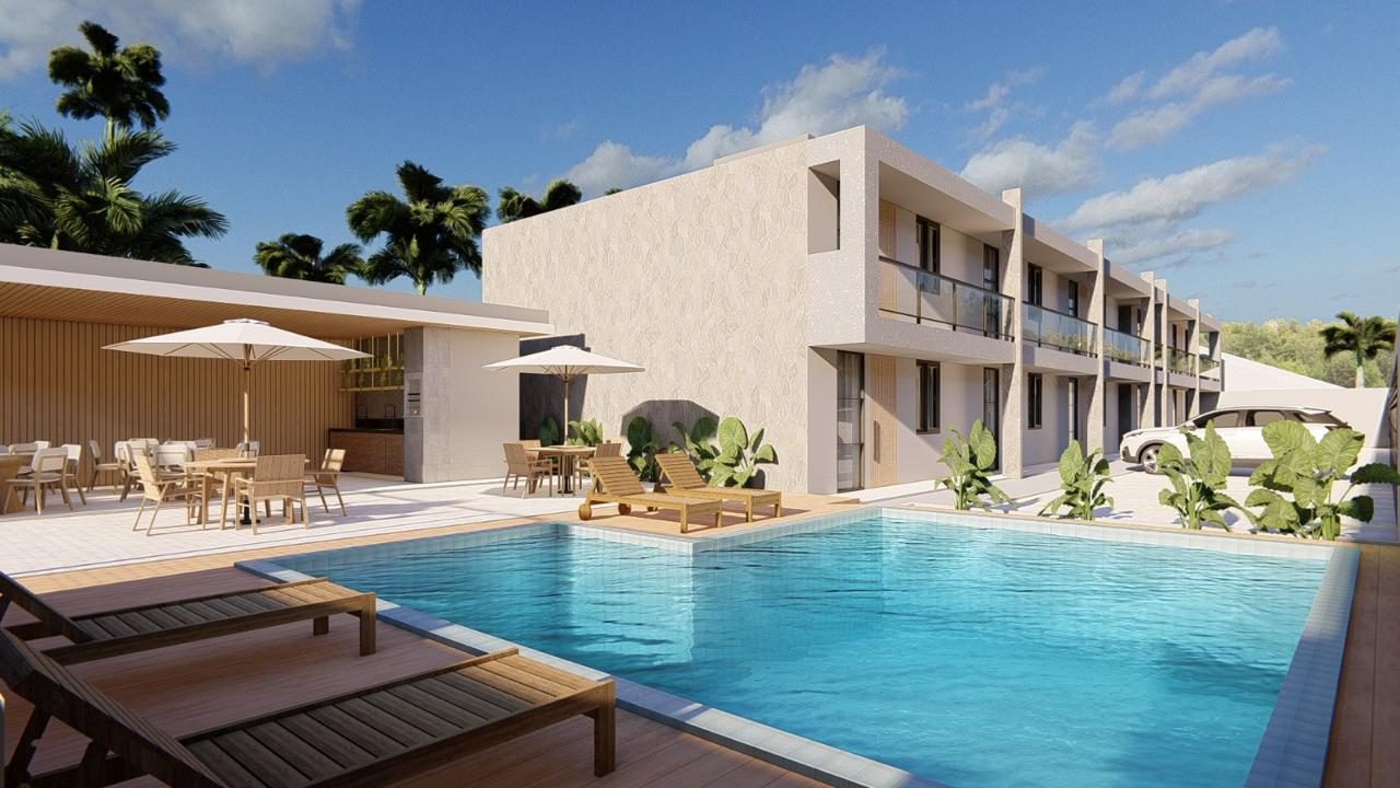 Área da piscina com o prédio ao fundo